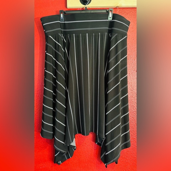 Lane Bryant Women's Black and White Sharkbite Hem Striped Skirt, Sz 22/24 NWT - Picture 2 of 8